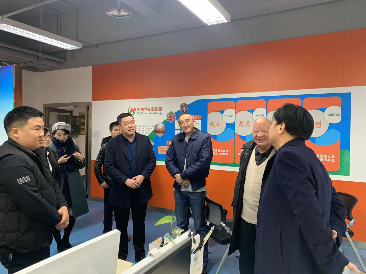 原陜西省衛生廳副廳長、保健學會會長、一行人蒞臨陜西凱思特集團指導！